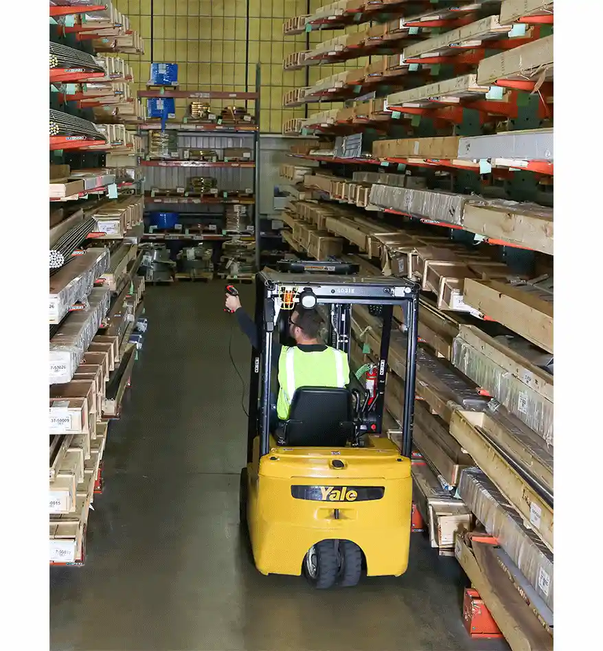 Chariot élévateur Yale dans un entrepôt, utilisant un scanner durci Honeywell Granit.
