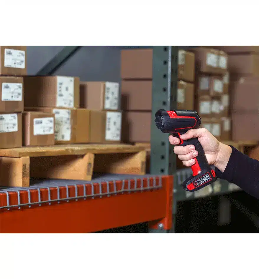 Scanner durci Honeywell Granit XP 1991i SR en entrepôt, lisant un code-barres sur une boîte.