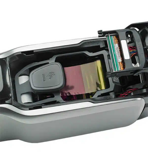 Intérieur d'une imprimante carte Zebra ZC300, montrant le ruban d'impression et les composants internes.