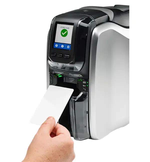 Imprimante carte Zebra ZC300 avec une carte insérée. Écran "ZC300 ready".