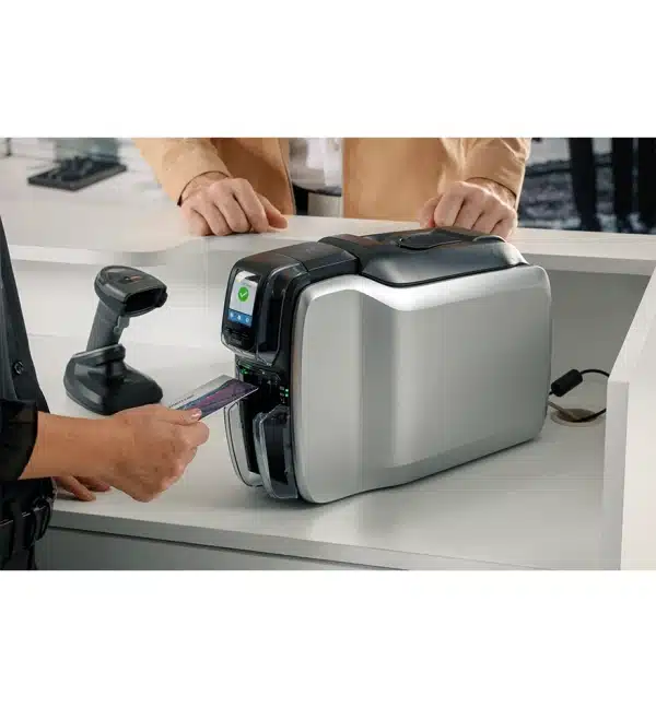 Imprimante carte Zebra ZC300 en cours d'utilisation pour imprimer une carte.