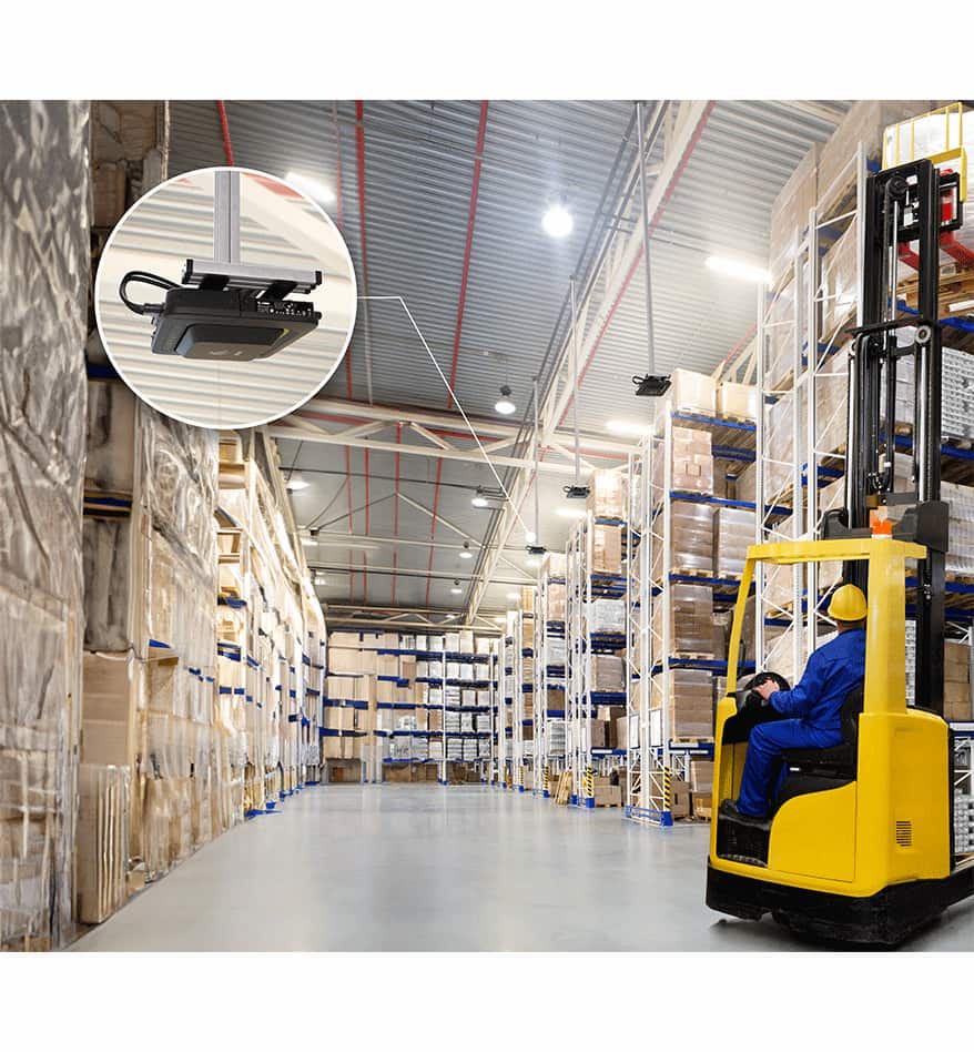 Lecteur RFID fixe Zebra FXR90 dans un entrepôt, avec chariot élévateur.