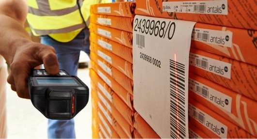 Scanner de code-barres lisant un paquet Antalis. Service Privilège.