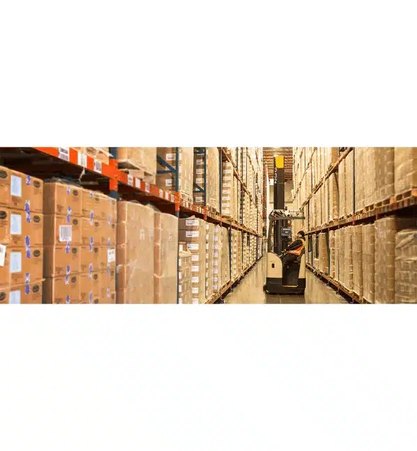 Entrepôt avec chariot élévateur et terminal VM3A Honeywell sur étagères.