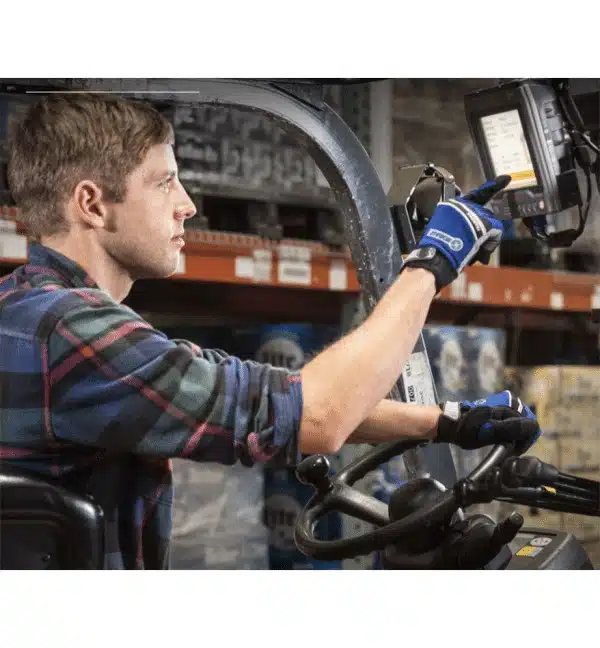 Opérateur utilisant un terminal VM3A Honeywell sur un chariot élévateur dans un entrepôt.