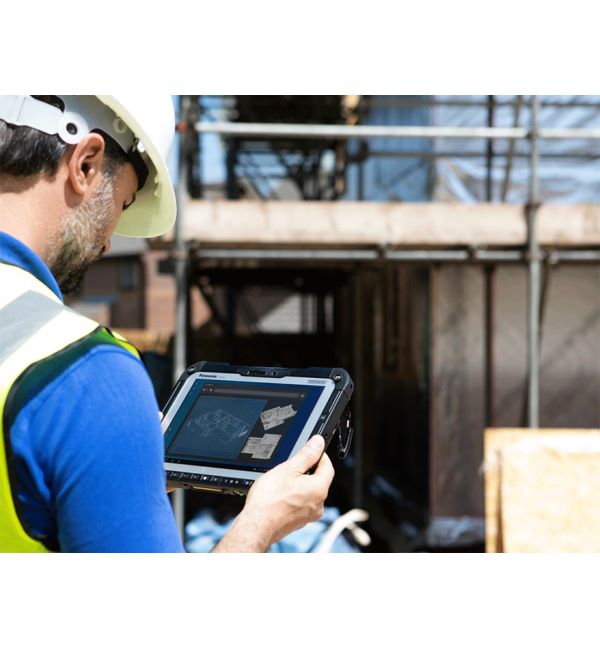 Ouvrier avec tablette durcie Panasonic Toughbook G2 sur un chantier de construction.