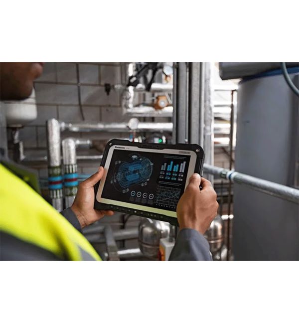Technicien utilisant une tablette durcie Panasonic Toughbook G2 dans un environnement industriel.