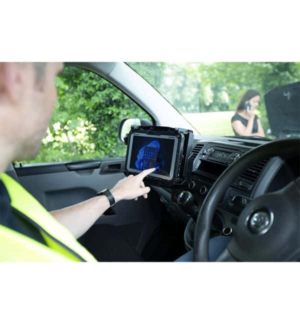 Tablette durcie Panasonic Toughbook G2 montée dans un véhicule, une femme téléphone près d'une voiture en panne.