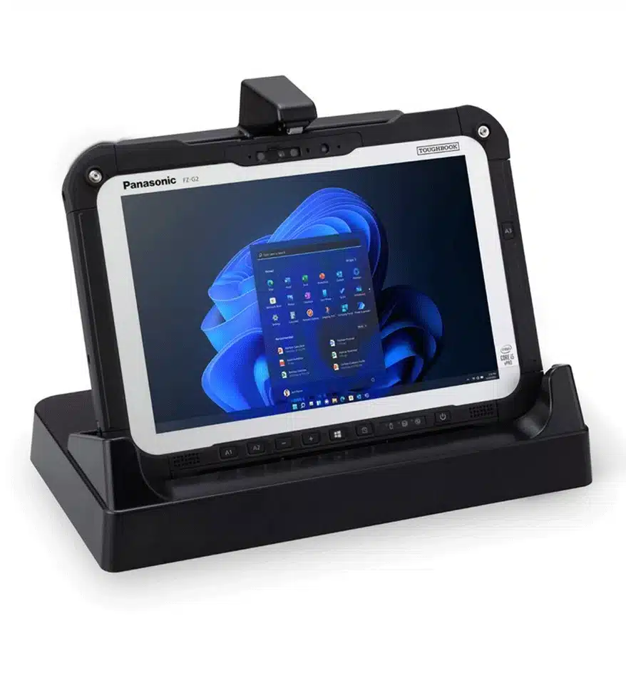 Tablette durcie Panasonic Toughbook G2 sur sa station d'accueil. Écran affichant Windows 11.
