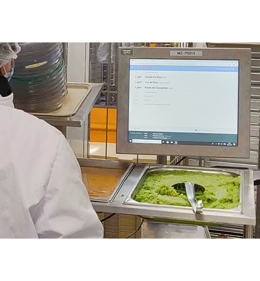 Panel PC IPO Odysée 21 affichant le menu de la cantine avec plats comme hachis fin porc et purée de courgettes.
