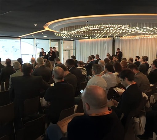 Conférence sur les événements avec des présentateurs et un public attentif.