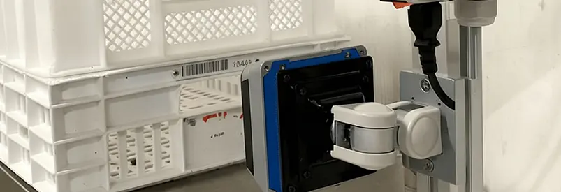 Solutions de préparation de commande : Lecteur de code-barres scannant un bac en plastique.