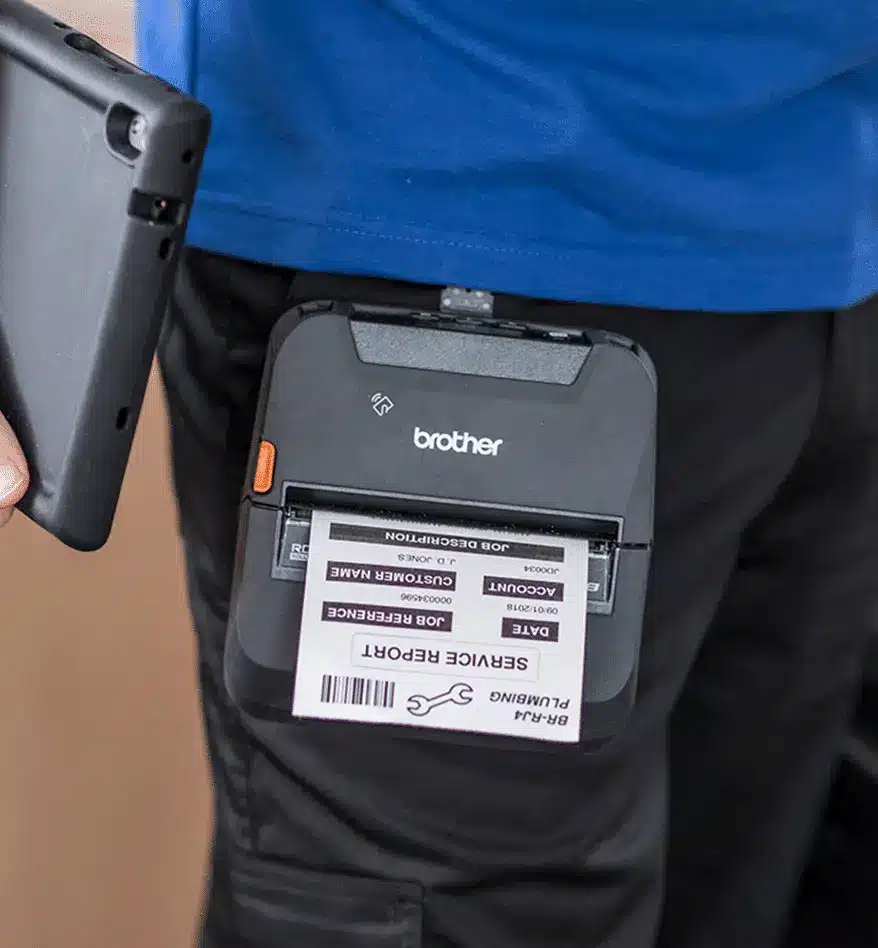 Imprimante mobile Brother RJ4250 portée à la ceinture, imprimant un rapport de service de plomberie.