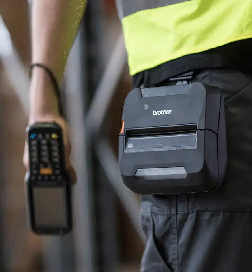 Imprimante mobile Brother RJ4250 portée à la ceinture par un employé d'entrepôt.