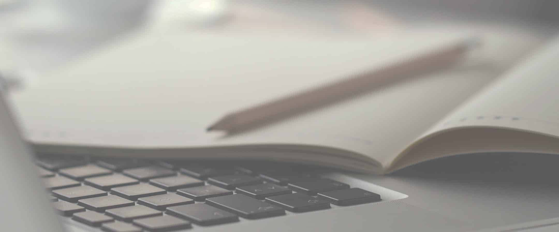 Ordinateur portable, carnet et crayon. Ressources WIIO.