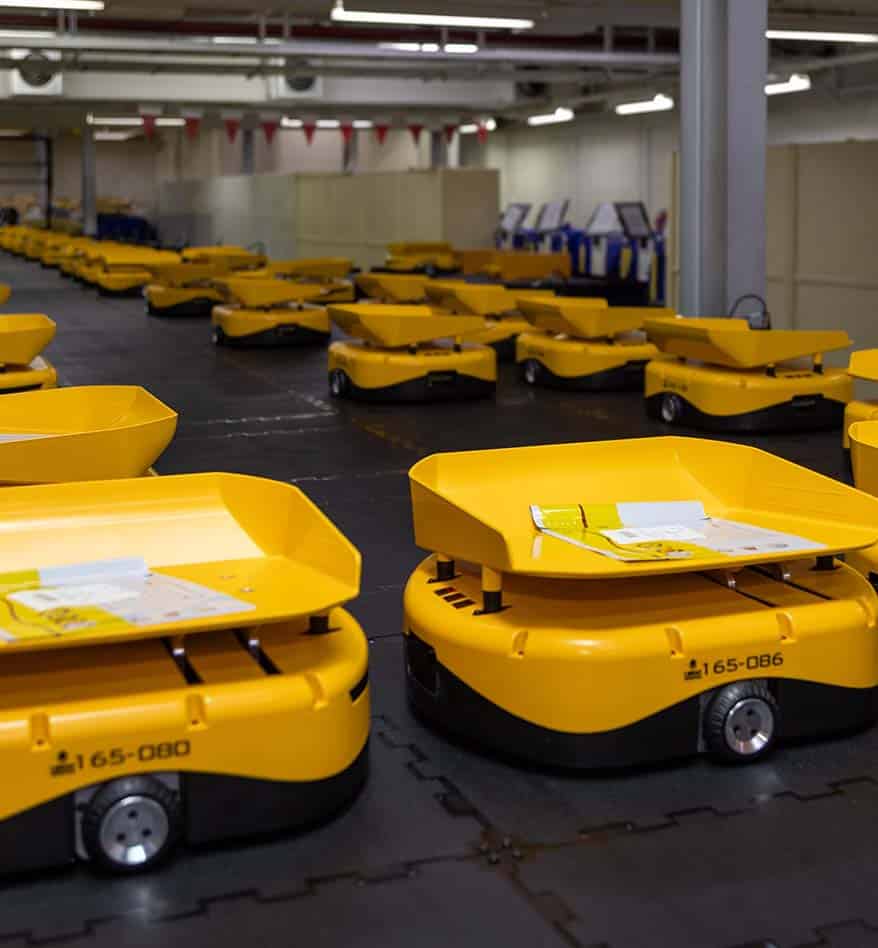 Série Robot Libiao JTRobotII : robots jaunes automatisés dans un entrepôt.