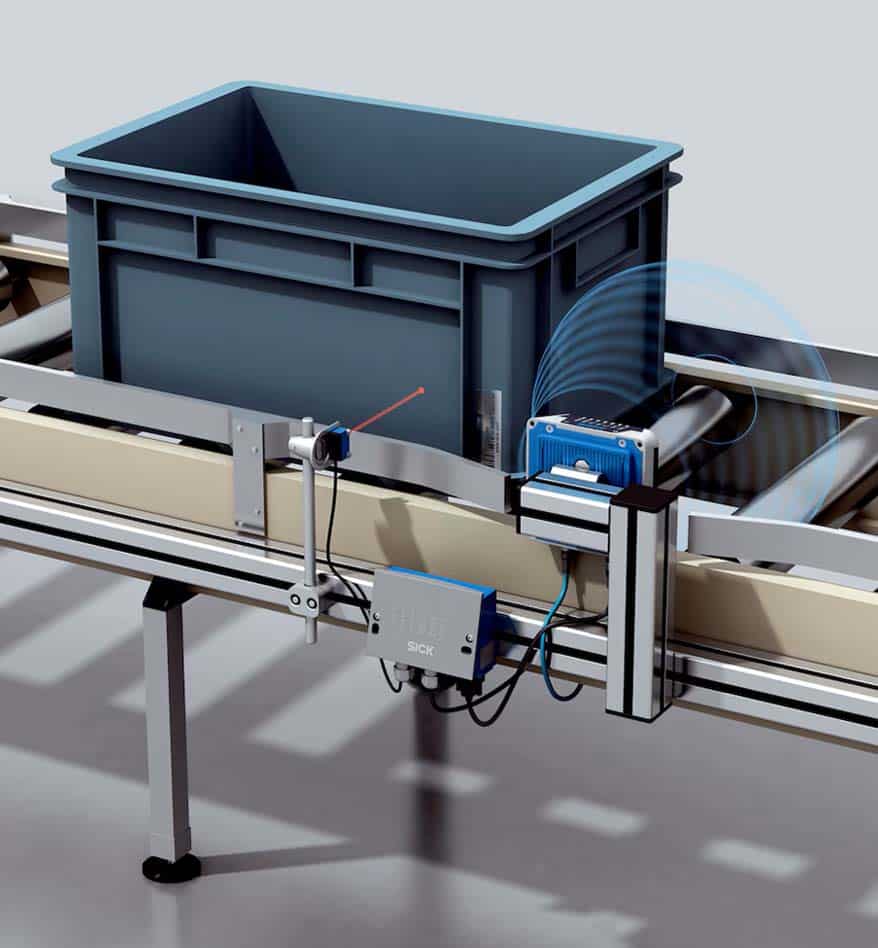 Lecteur RFID SICK RFU65x détectant un bac sur convoyeur. Système d'identification automatisé.