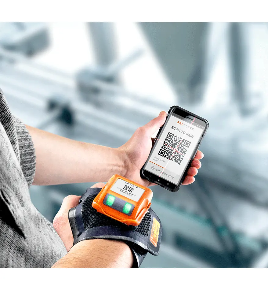 Scanner mains libres Proglove MARK Display en cours d'appairage avec un smartphone. Ecran "SCAN TO PAIR".