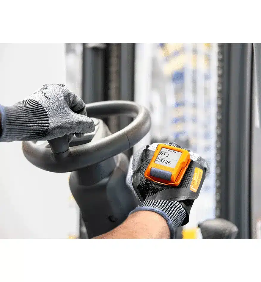 Utilisation d'un scanner mains libres Proglove MARK Display sur un chariot élévateur.