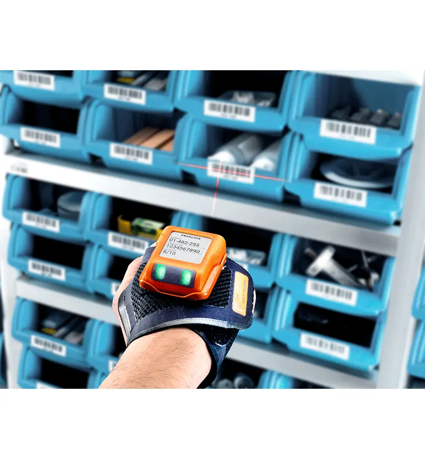 Scanner mains libres Proglove MARK Display sur un bras devant des étagères de rangement bleues.