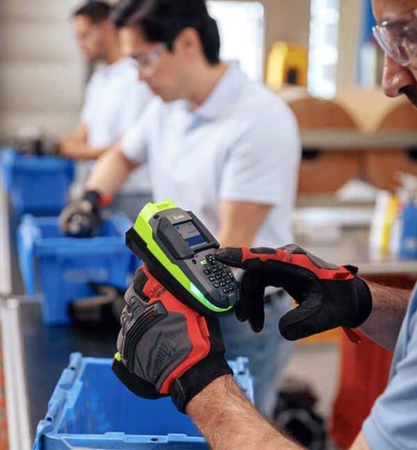 Ouvriers utilisant un scanner DS3600-KD Zebra dans un entrepôt.