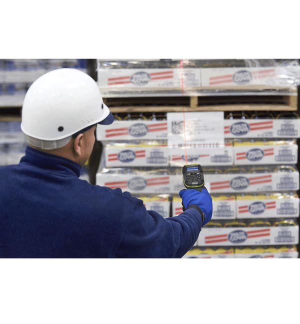 Employé scannant des boîtes avec un Scanner DS3600-KD Zebra. Inventaire d'entrepôt.