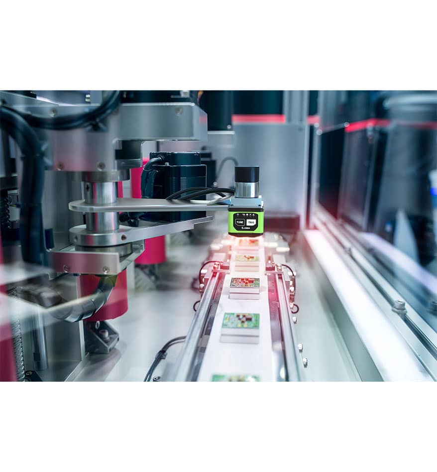 Scanner FS40 Zebra fixe sur une ligne de production automatisée, inspectant des cartes électroniques.