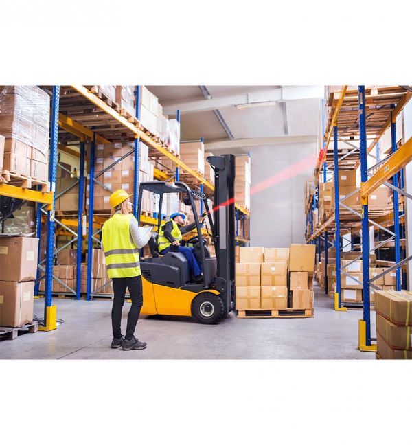 Travailleurs d'entrepôt utilisant un chariot élévateur et un scanner Datalogic PowerScan 9600.