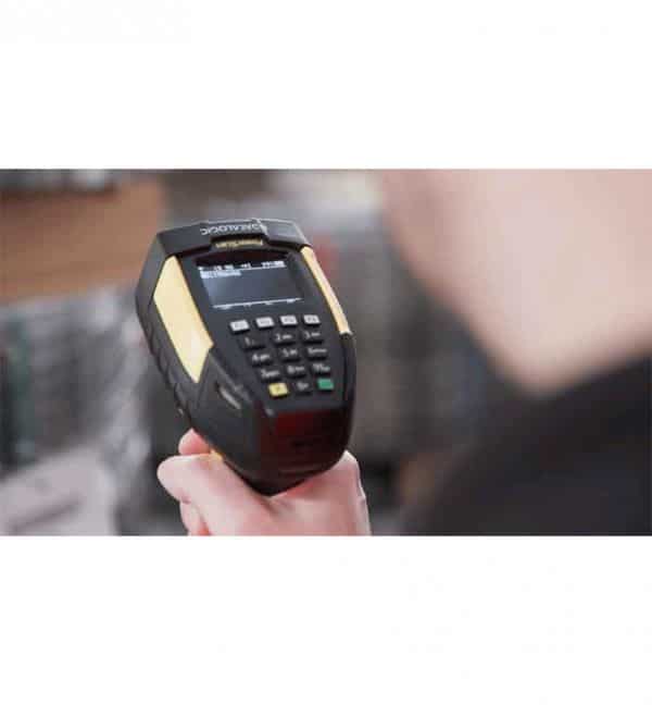 Scanner Datalogic PowerScan 9600 tenu à la main. Scanner industriel de codes-barres.