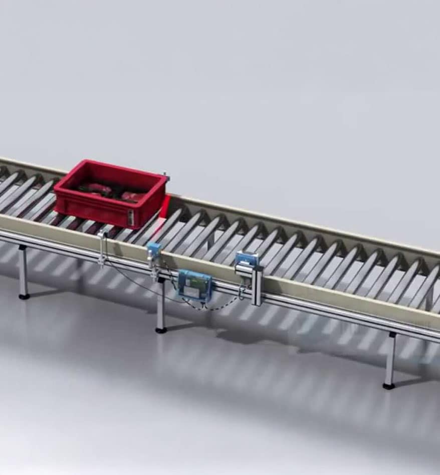 Lecteur RFID UHF Sick RFU620 sur convoyeur avec une caisse rouge.