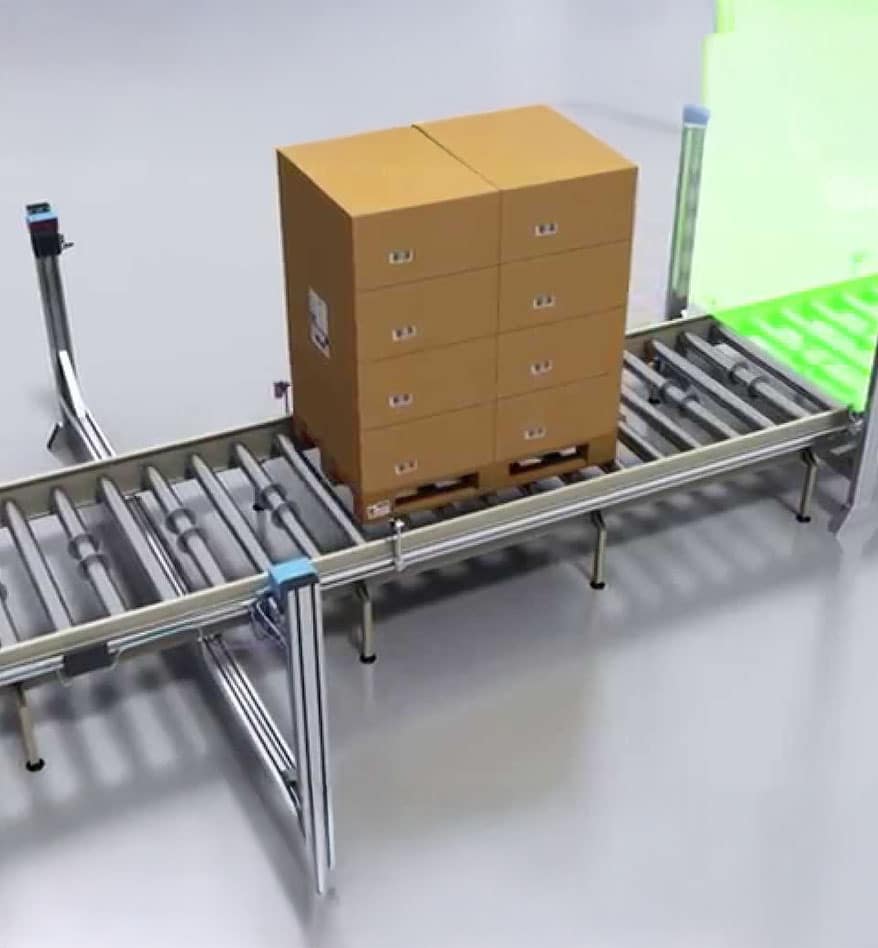 Boîtes sur palette transportées par un lecteur RFID UHF Sick RFU620 sur un convoyeur automatisé.