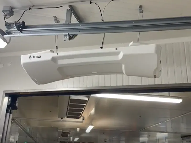 Appareil Zebra monté au plafond dans un entrepôt, possiblement lié au cas client PARISNORDIS.