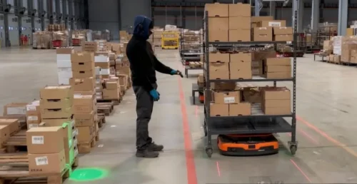 Station de picking Pallet to person Entrepôt avec AMR "pallet to person", manutention automatisée de palettes.