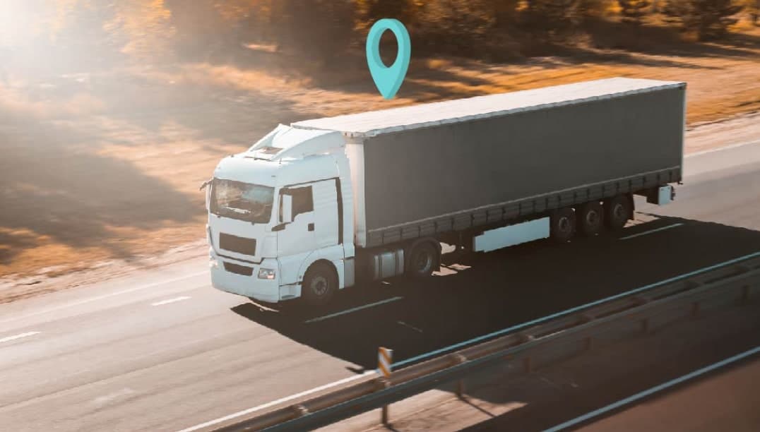 Camion sur l'autoroute avec une icône de localisation, gestion du transport et des flottes.