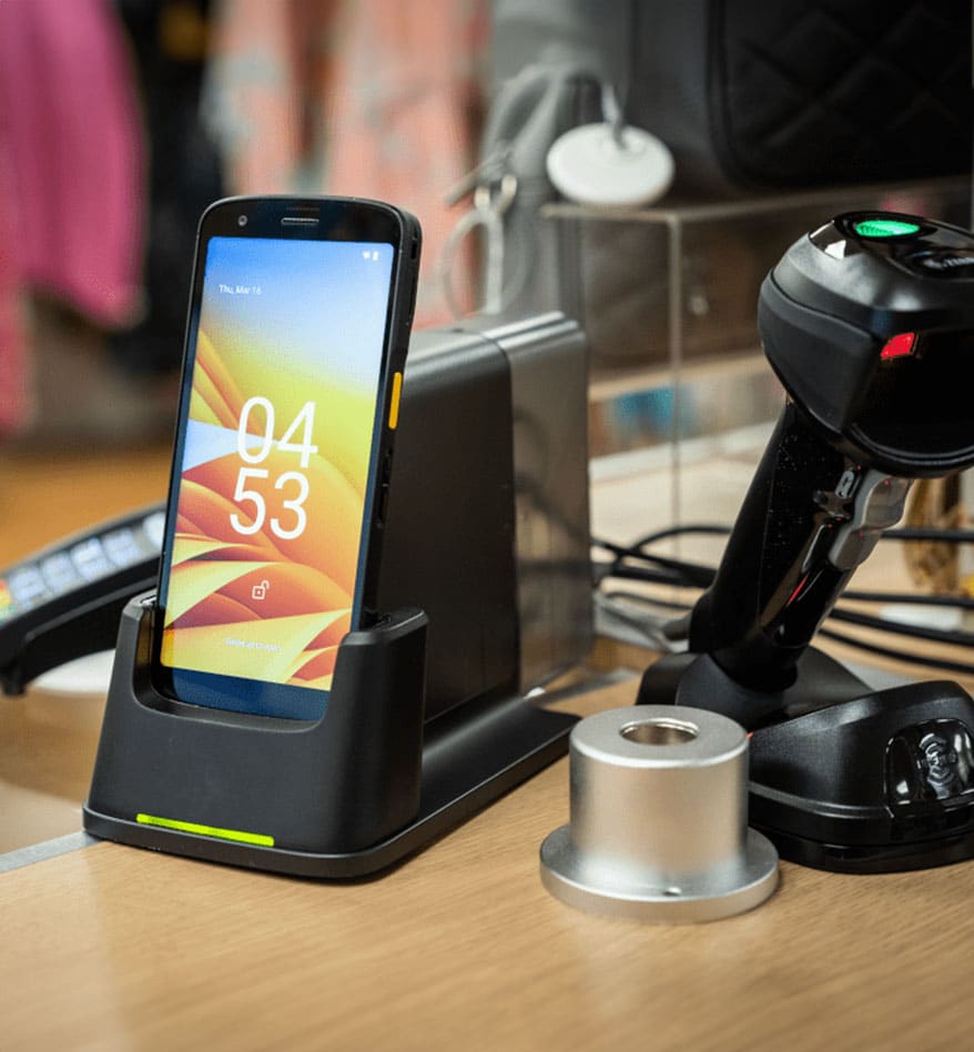 Terminal mobile Zebra TC22 sur une station d'accueil avec écran affichant l'heure.