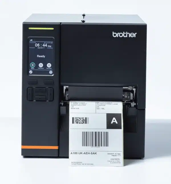 Imprimante industrielle Brother TJ-4121TN imprimant une étiquette d'expédition avec code-barres et la lettre "A".