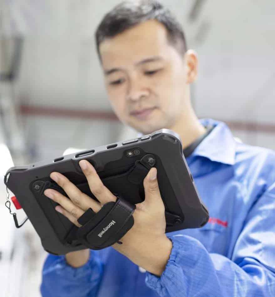 Technicien utilisant une Tablette Honeywell EDA10A avec une dragonne.
