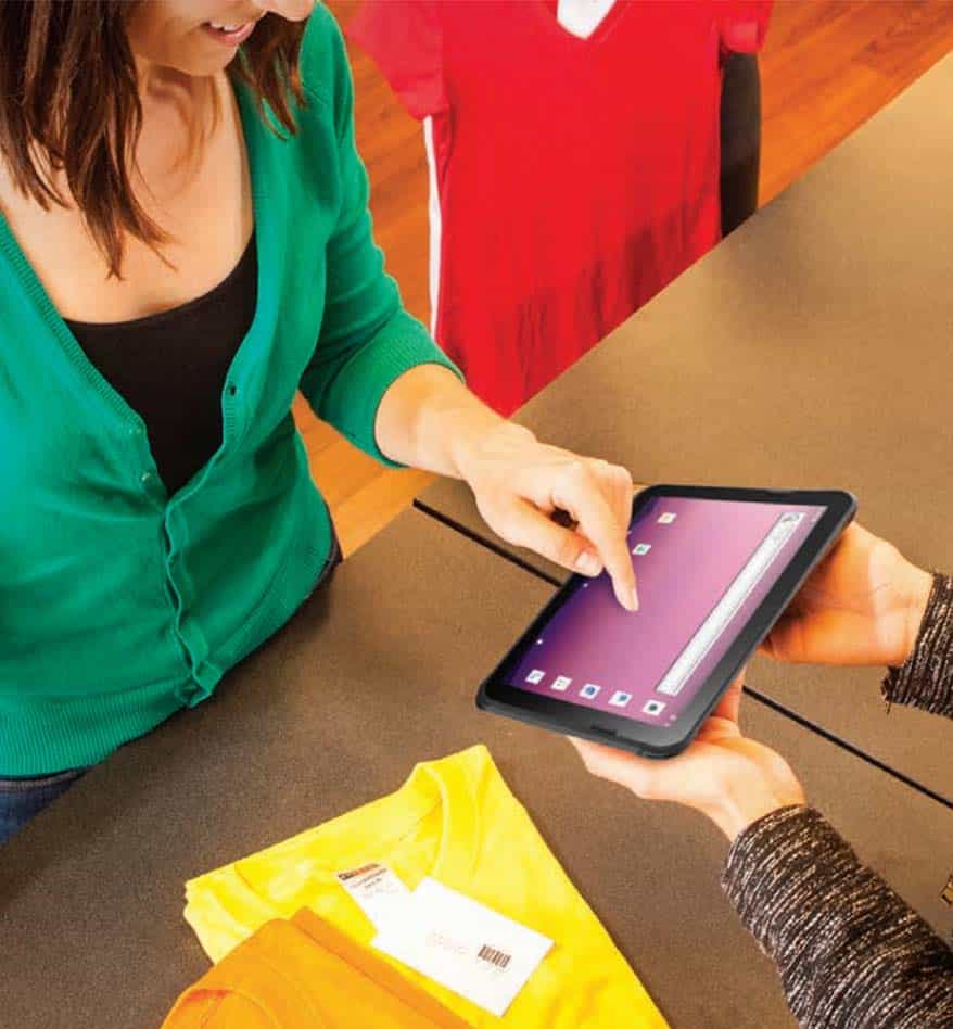 Tablette Honeywell EDA10A utilisée pour une transaction en magasin.