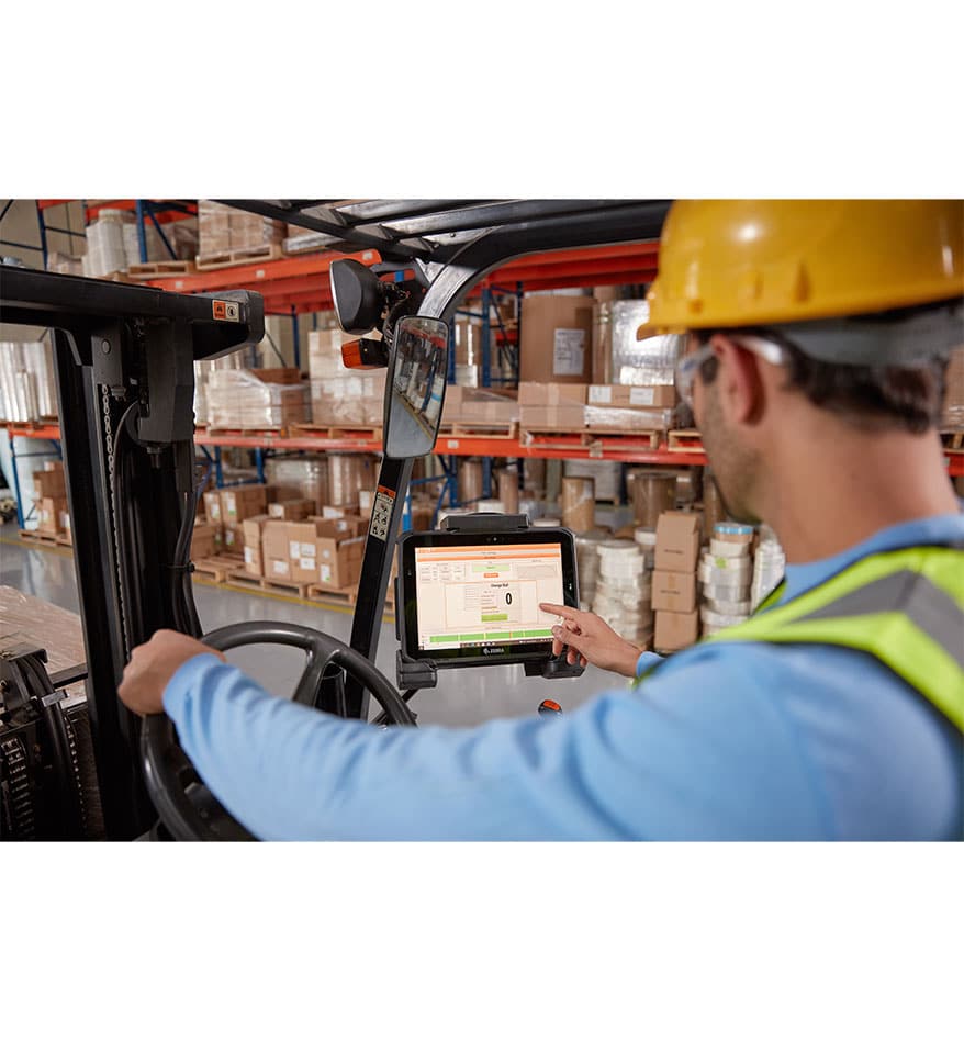 Opérateur de chariot élévateur utilisant une tablette durcie Zebra ET80/ET85 dans un entrepôt.
