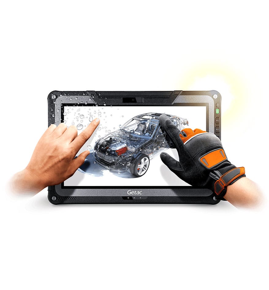 Tablette robuste Getac F110 G6 affichant un modèle 3D de voiture, manipulée avec une main gantée.
