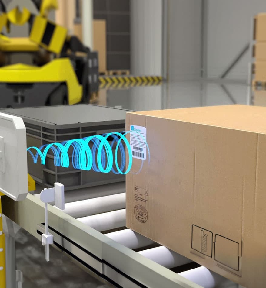 Étiquettes RFID scannées sur un convoyeur dans un entrepôt automatisé.