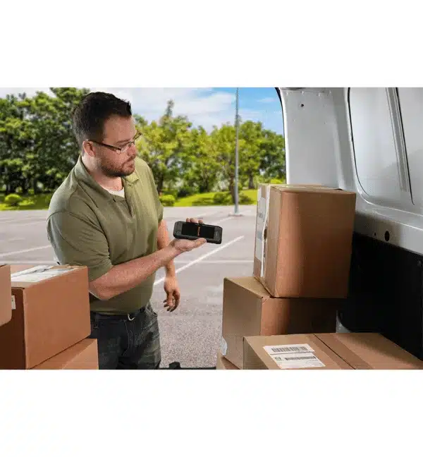 Homme scannant des colis avec un terminal mobile CT45XP Honeywell dans une camionnette de livraison.