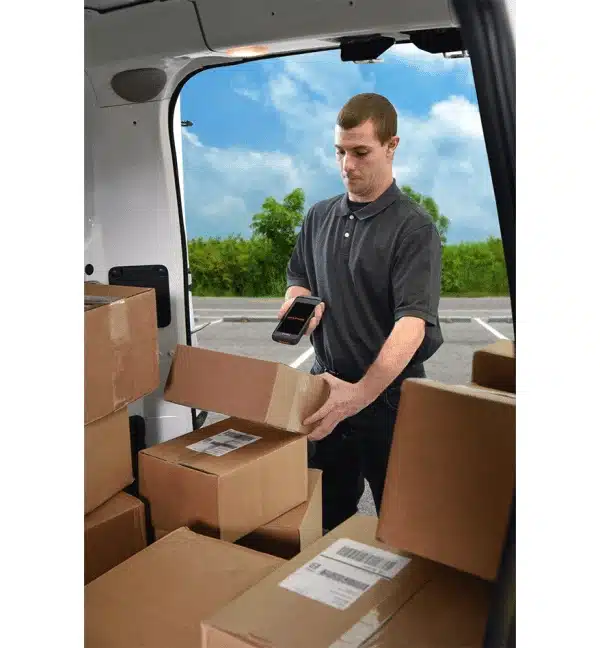 Livreur scannant un colis avec un terminal mobile CT45 XP Honeywell dans une camionnette.