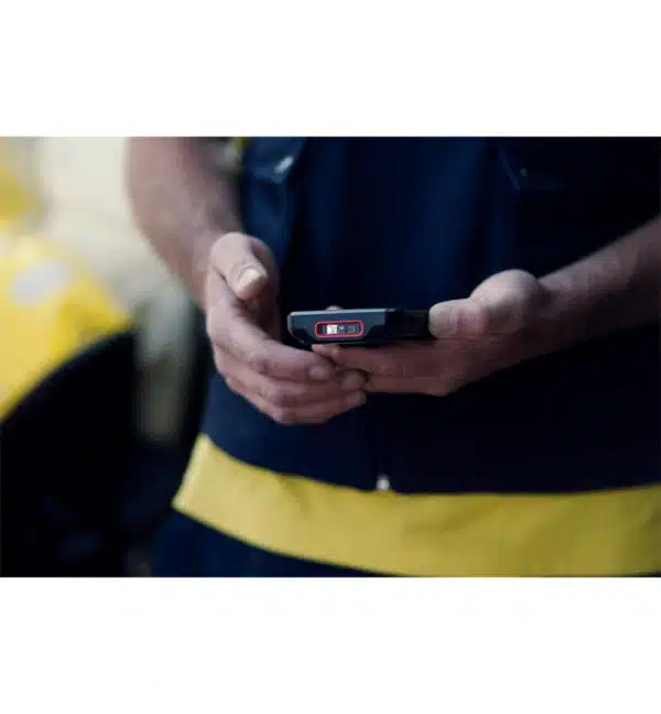 Homme utilisant un terminal mobile Honeywell EDA52.