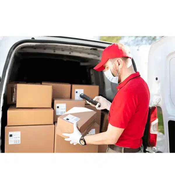 Livreur scannant un colis avec un terminal mobile EDA52 Honeywell dans une camionnette.