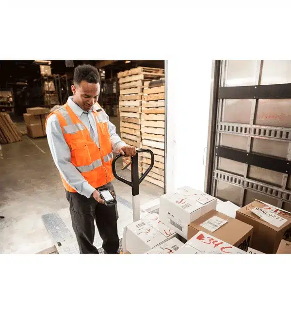 Employé utilisant un terminal CT60 Honeywell pour scanner des colis dans un entrepôt.