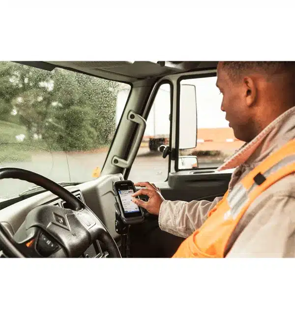 Conducteur utilisant le terminal CT60 Honeywell dans son camion.
