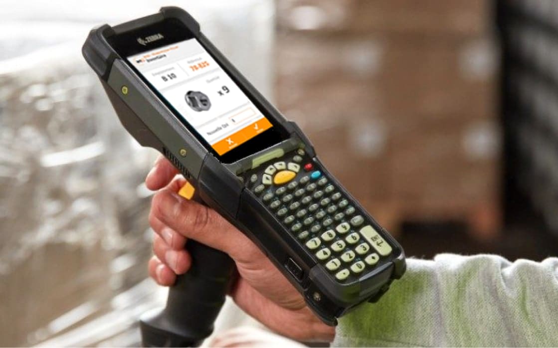 Terminal portable Zebra pour la gestion du parc informatique, affichant des informations sur l'inventaire.