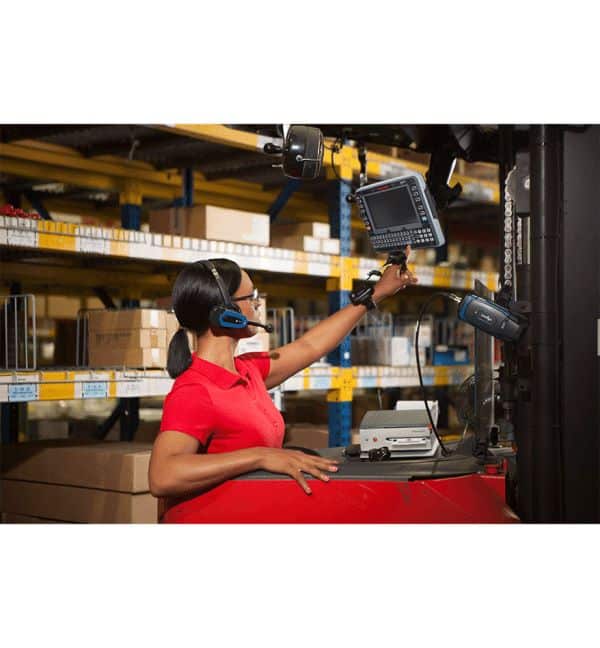 Employée utilisant un terminal embarqué Honeywell VM1A sur un chariot élévateur dans un entrepôt.