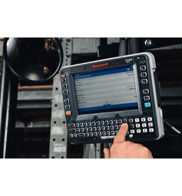 Terminal embarqué Honeywell VM1A utilisé dans un entrepôt, avec un opérateur.